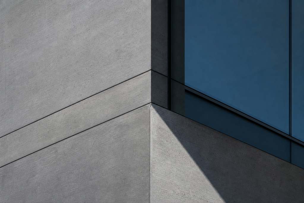 Detail architektonického betónového bloku ako symbol stability a pevného základu pre úspešnú cenotvorbu v podnikaní.